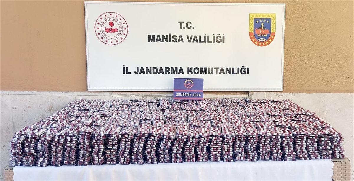 Alaşehir'de otomobilinde 40 bin 892 sentetik ecza hapı ele geçirildi
