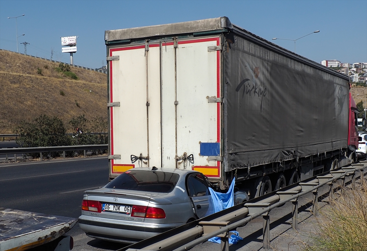 İzmir'de tıra çarpan otomobildeki 1 kişi öldü, 1 kişi yaralandı