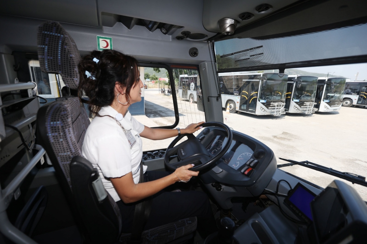 Muğla'da kadın otobüs şoförleri, güler yüzle yolcularını duraklarına ulaştırıyor