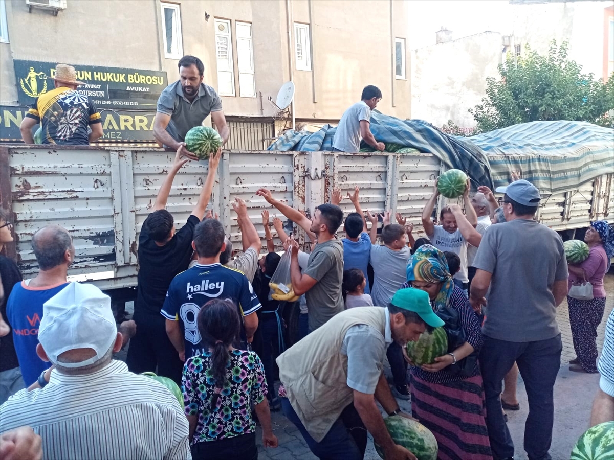 Çay'da hayırsever iş insanı vatandaşlara bir tır karpuz dağıttı