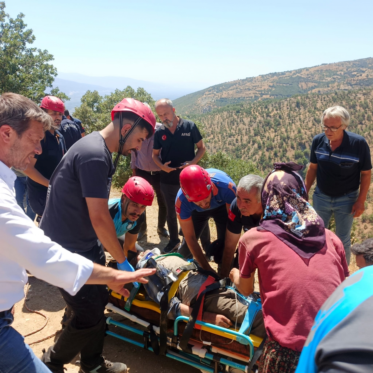Aydın'da dağın yamacında kekik toplarken rahatsızlanan kişi ekiplerce kurtarıldı