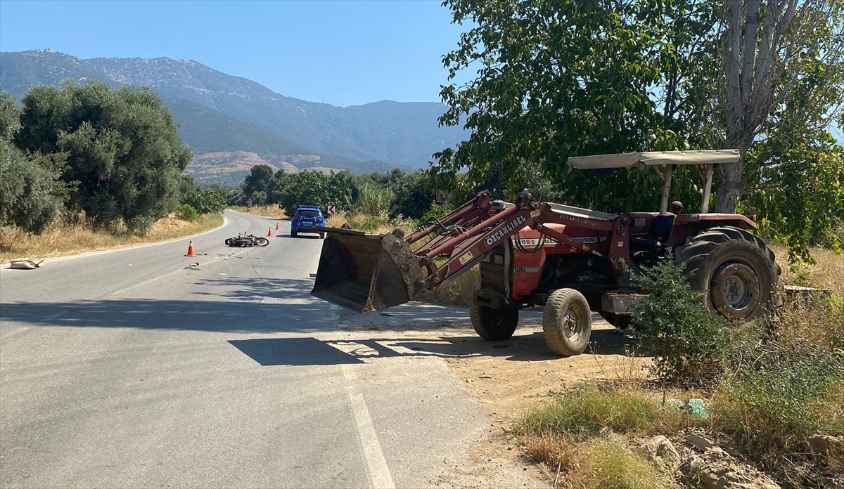 Ödemiş'te traktörle çarpışan motosikletin sürücüsü yaralandı