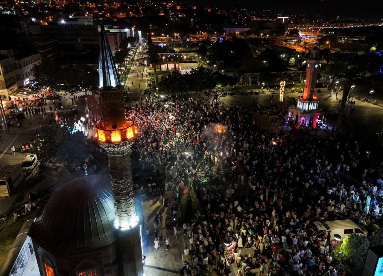 Gazze'ye yönelik saldırılara tepki için İzmir'de yürüyüş düzenlendi