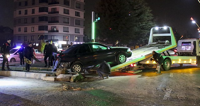 UŞAK'TA ÜÇ OTOMOBİLİN KARIŞTIĞI KAZADA 5 KİŞİ YARALANDI