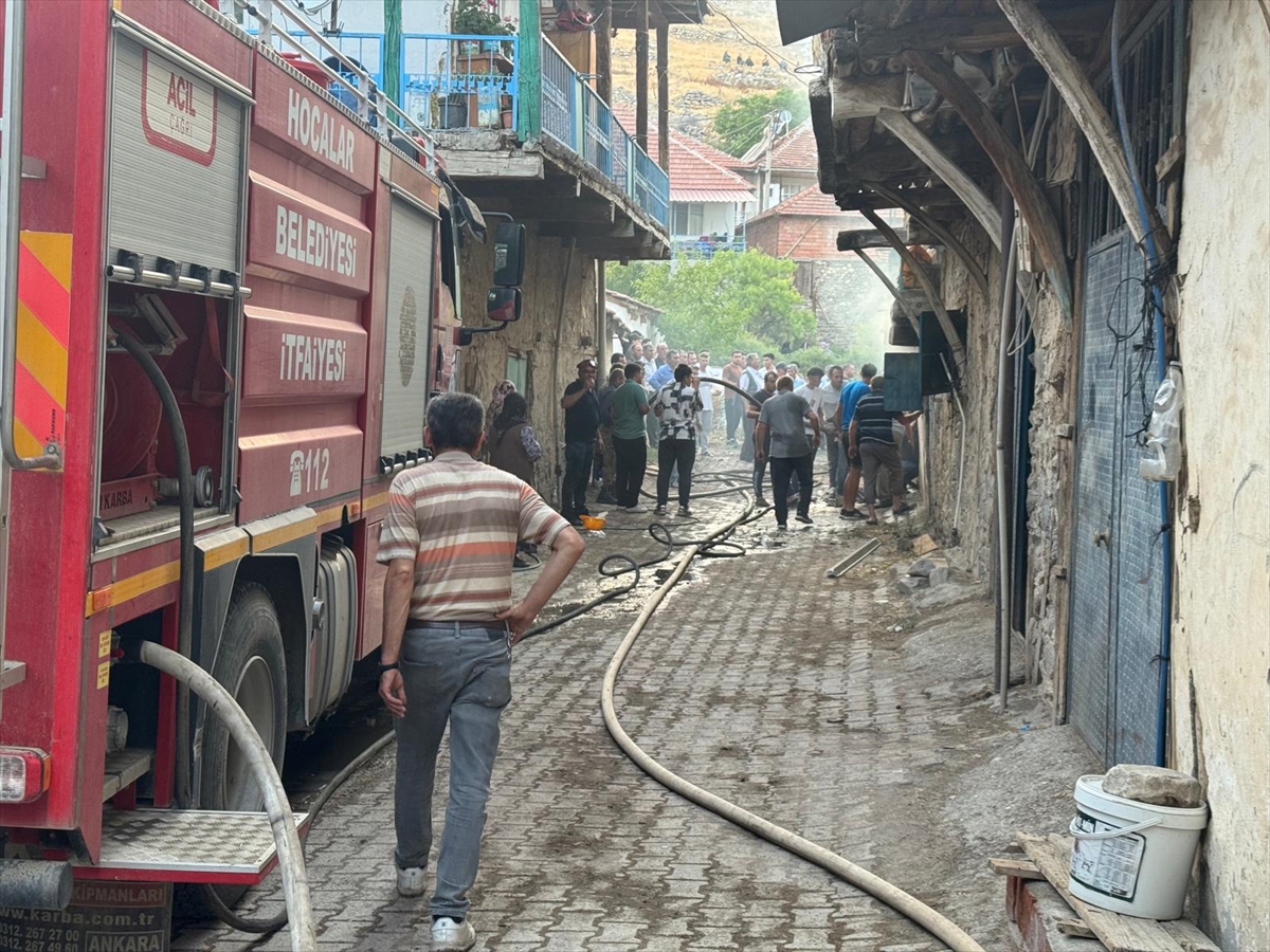 Afyonkarahisar'da ahşap evde çıkan yangın söndürüldü