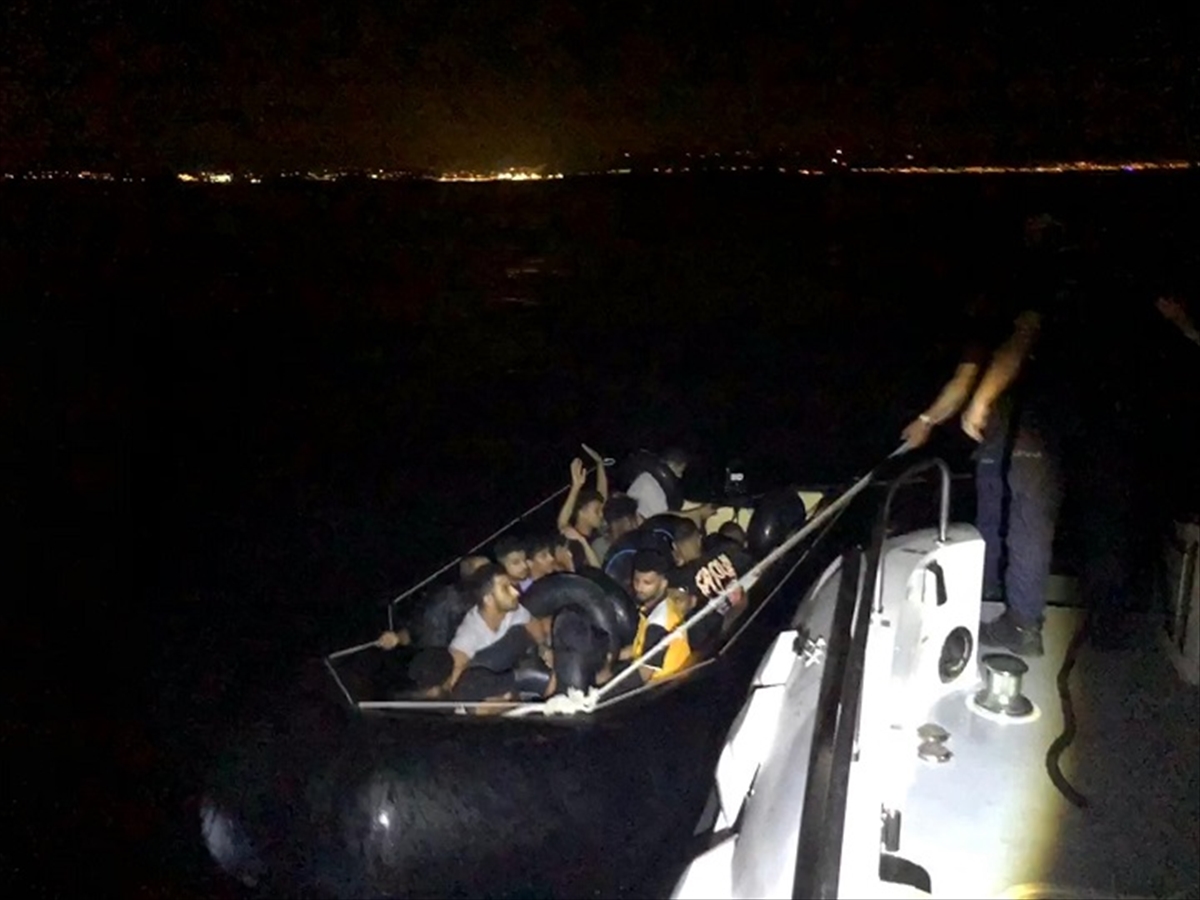 İzmir açıklarında 17 düzensiz göçmen yakalandı