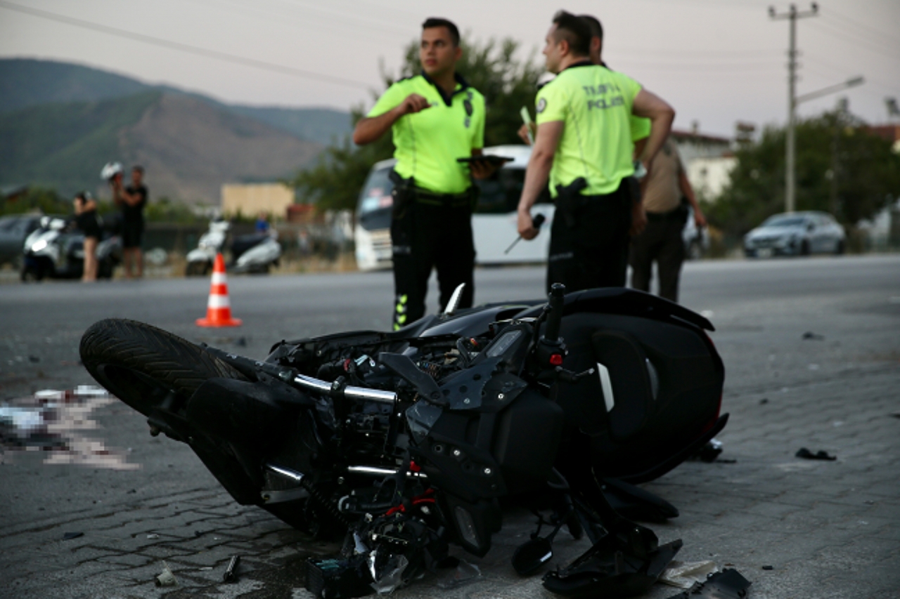 Fethiye'de hafif ticari araçla çarpışan motosikletin sürücüsü öldü