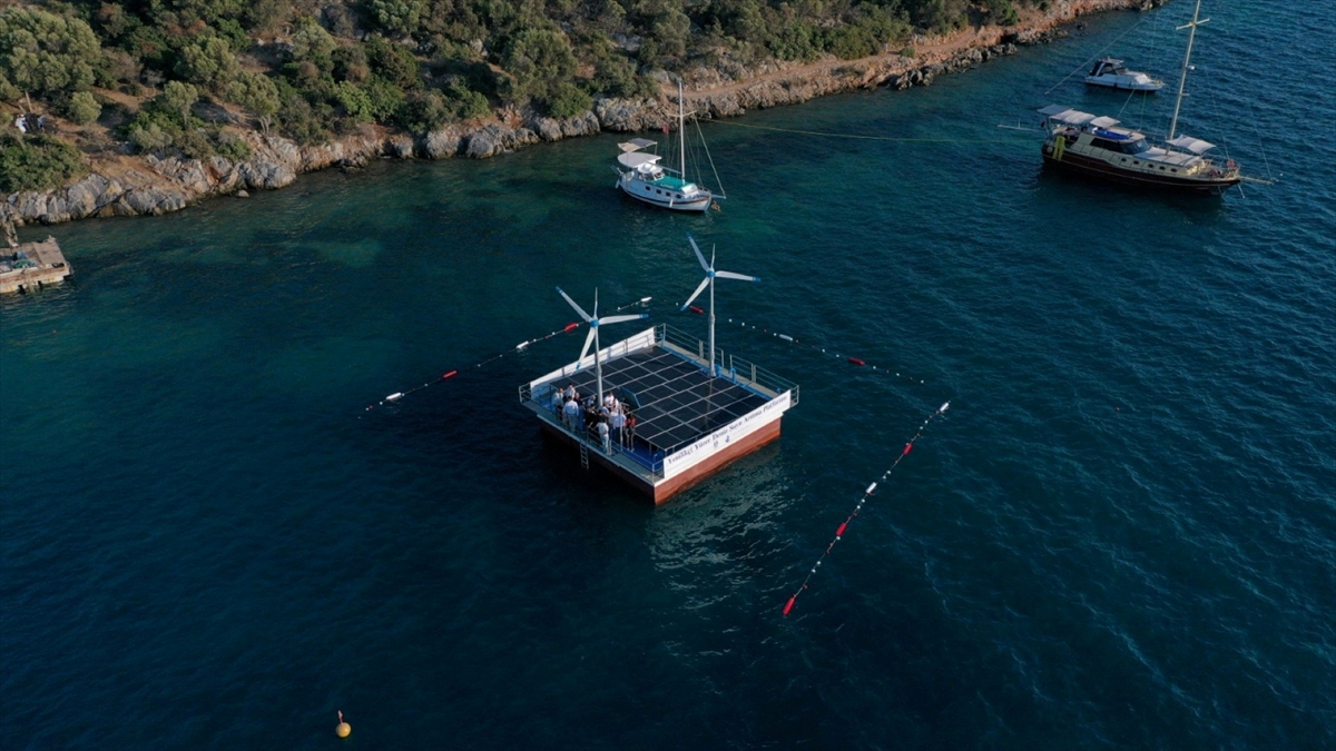 Bodrum'da denize indirilen yüzer deniz suyu arıtma platformu tanıtıldı