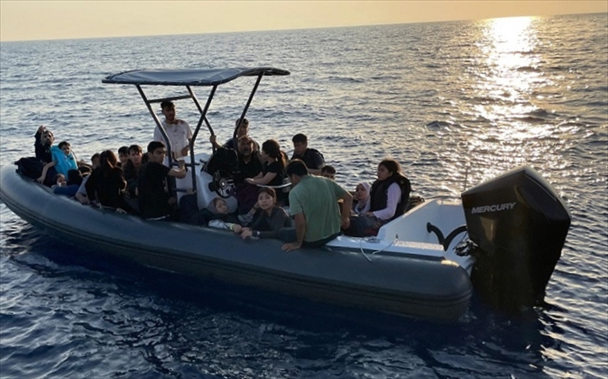 İzmir açıklarında 73 düzensiz göçmen kurtarıldı