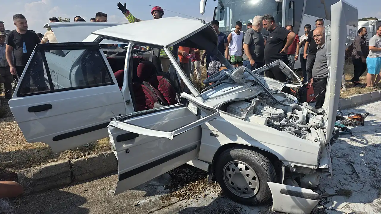 Yolcu Otobüsü İle Otomobil Çarpıştı: 2 Ölü, 1 Yaralı!