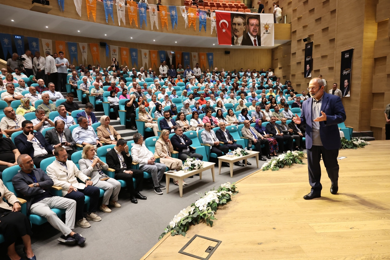AK Parti İzmir'de "Teşkilat Akademisi" programı düzenledi