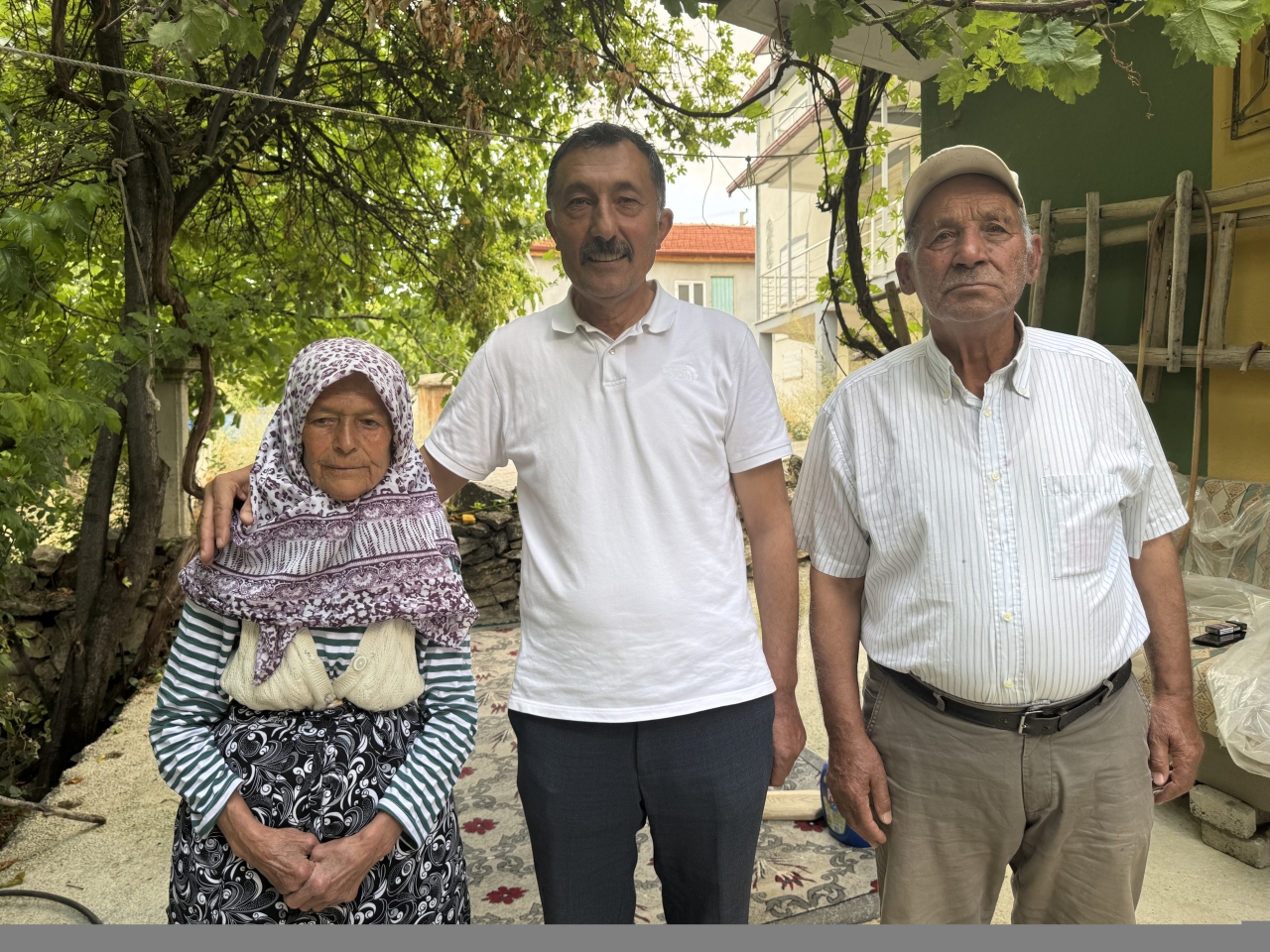 Afyonkarahisar'da yaşlı çift, iki katlı evini jandarmaya bağışladı