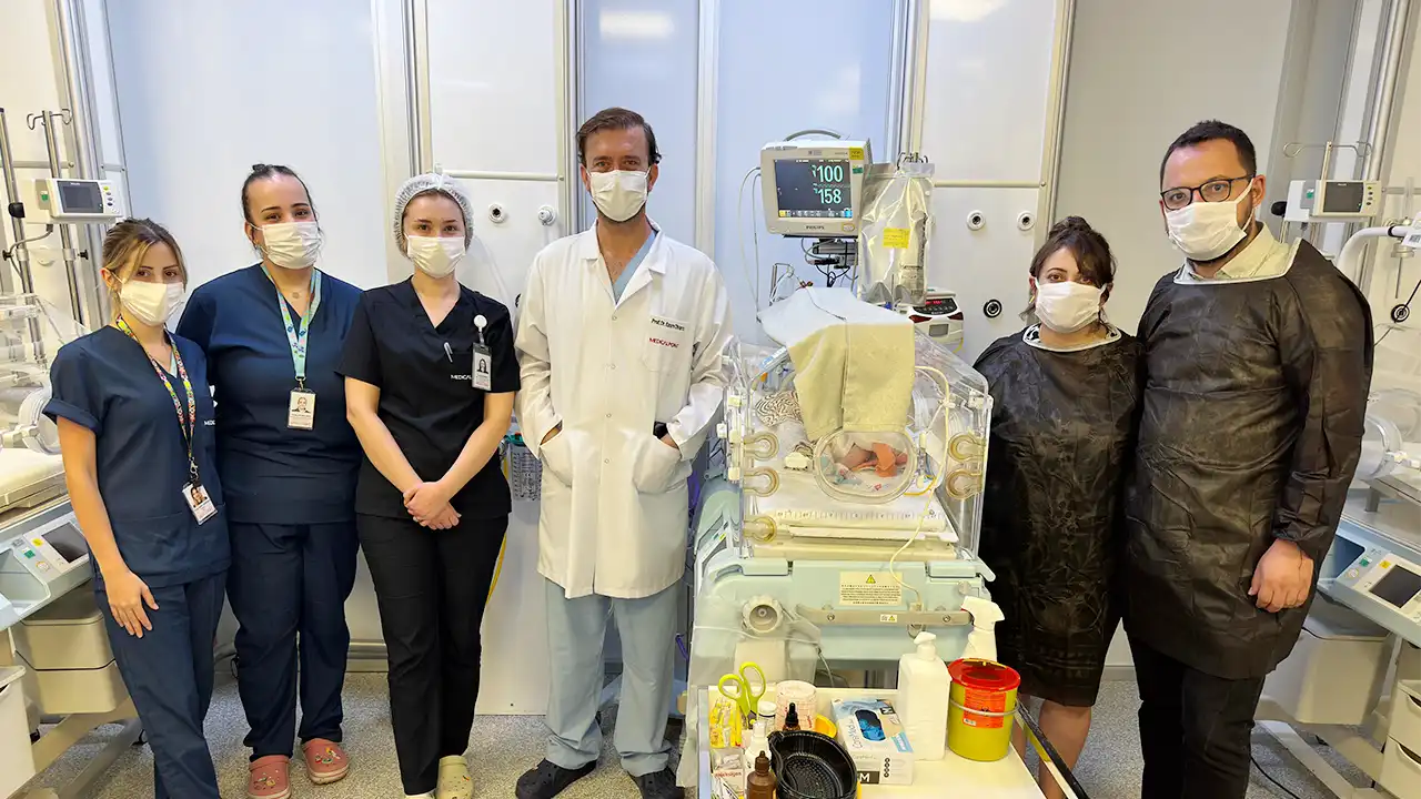 İç organları dışarıda doğan bebek, ailesi ve doktorların kararlılığıyla yaşama tutundu