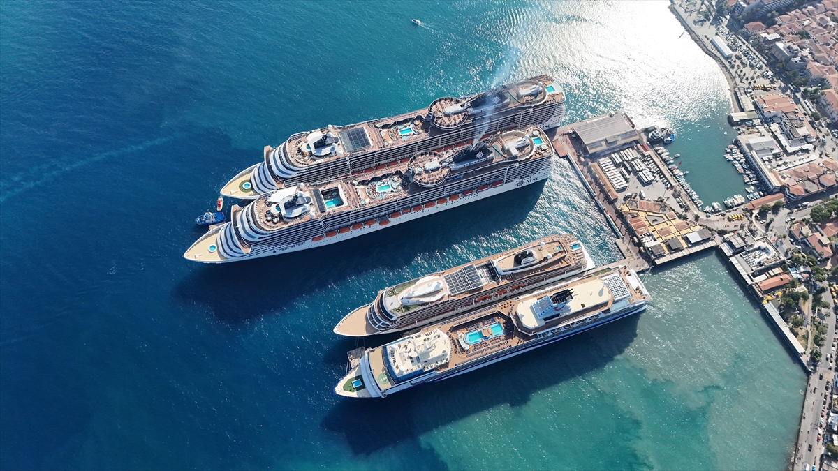 Kuşadası'na 5 kruvaziyerle 10 bin 916 turist geldi