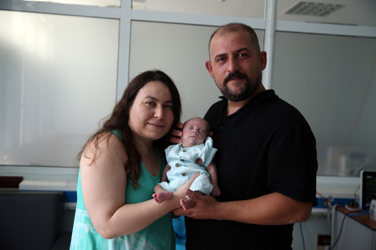 Aydın'da 800 gram doğan bebek, 4 aylık kuvöz sürecinin ardından taburcu edildi