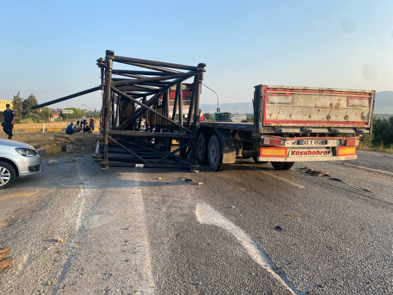 Alaşehir'de tır ile kamyonetin çarpıştığı kazada 2 kişi yaralandı