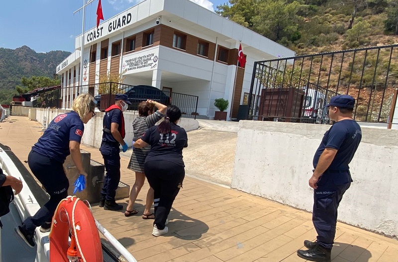 Fethiye açıklarında gezi teknesinde yaralanan kişiye tıbbi tahliye