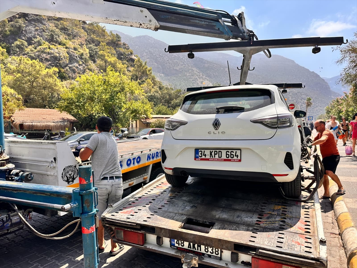 Fethiye-Ölüdeniz kara yolunda tatilciler yaklaşık 3 kilometrelik araç kuyruğu oluşturdu
