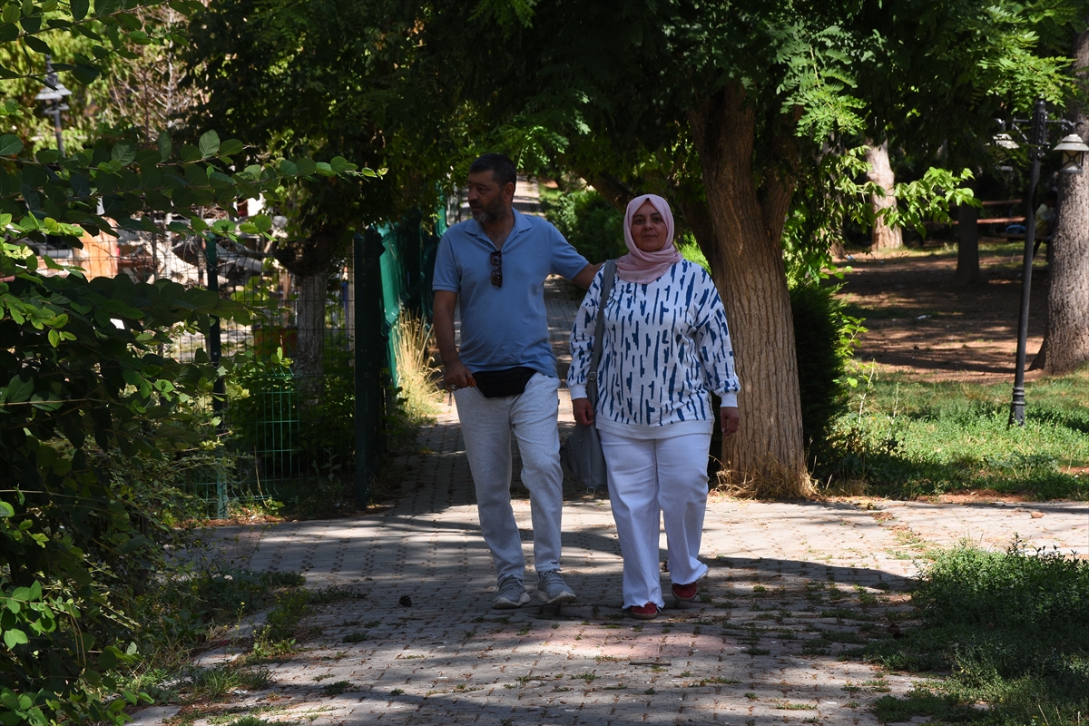 Diyaliz hastası eşine böbreğini vererek "can" oldu
