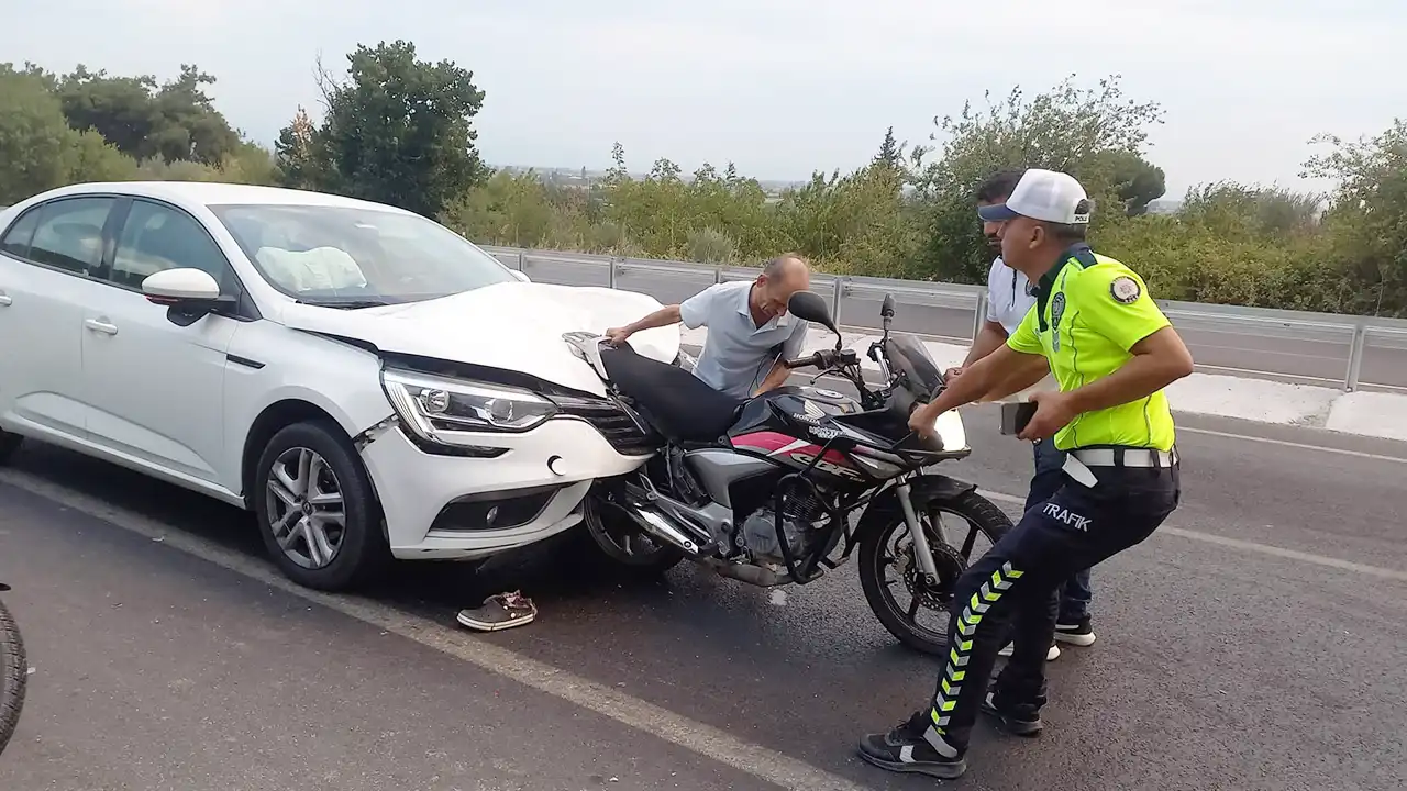 Motosikletli Aileye Otomobil Çarptı: Baba ve 2 Çocuk Yaralı