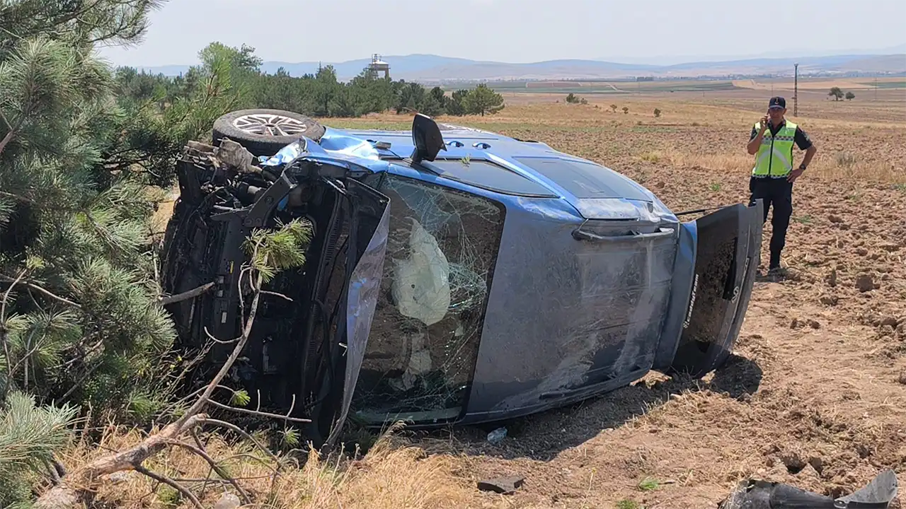 Lastiği Patlayan Araç Tarlaya Uçtu; 4 Yaralı!