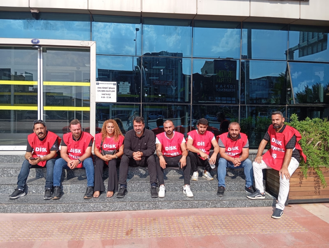 İzmir Karabağlar'da belediye işçileri alacaklarının ödenmediği gerekçesiyle eylem yaptı