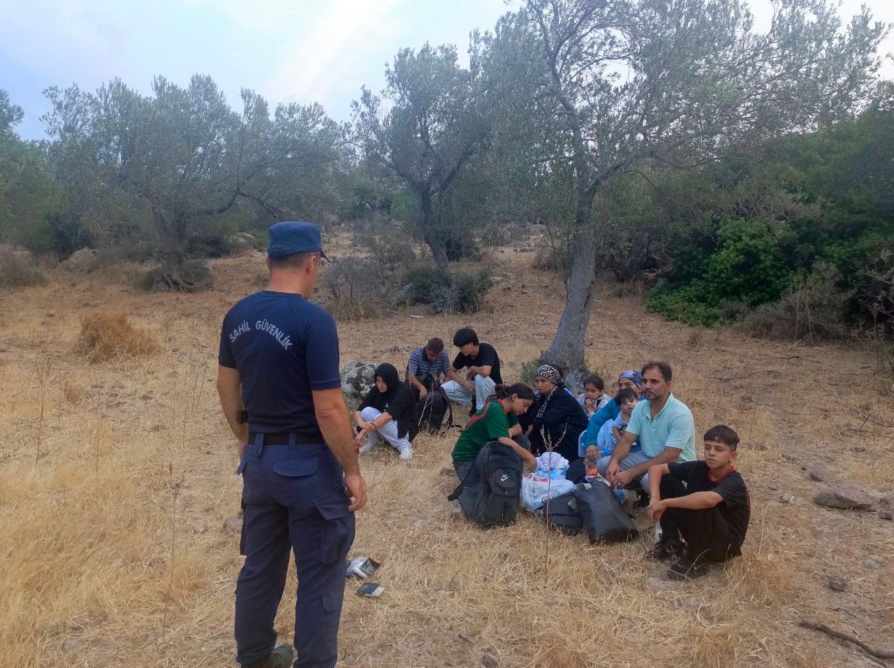 İzmir'de 13 düzensiz göçmen kurtarıldı, 15 düzensiz göçmen yakalandı
