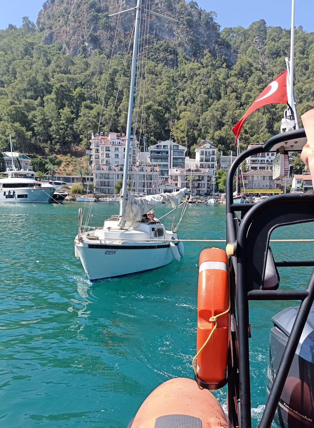 Fethiye'de sürüklenen teknedeki 2 kişi kurtarıldı