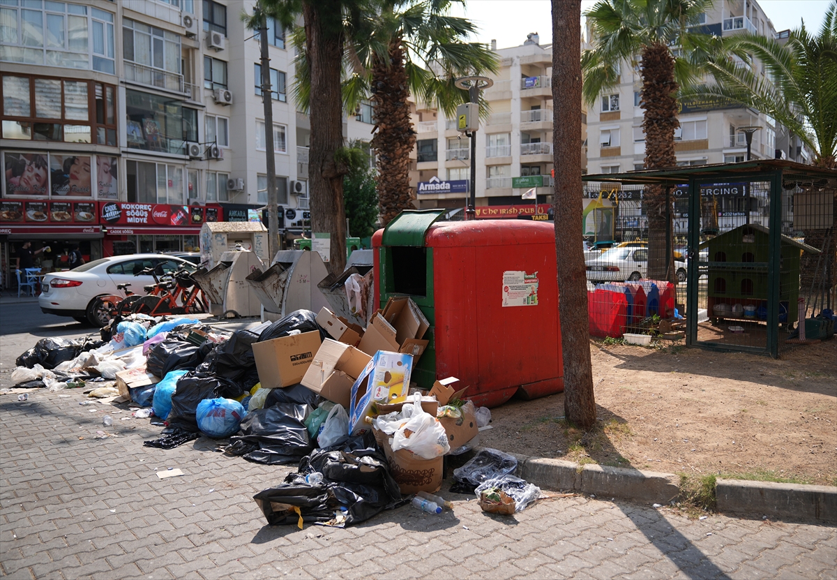 İzmir Karşıyaka'da çöplerin toplanmaması tepkilere neden oluyor