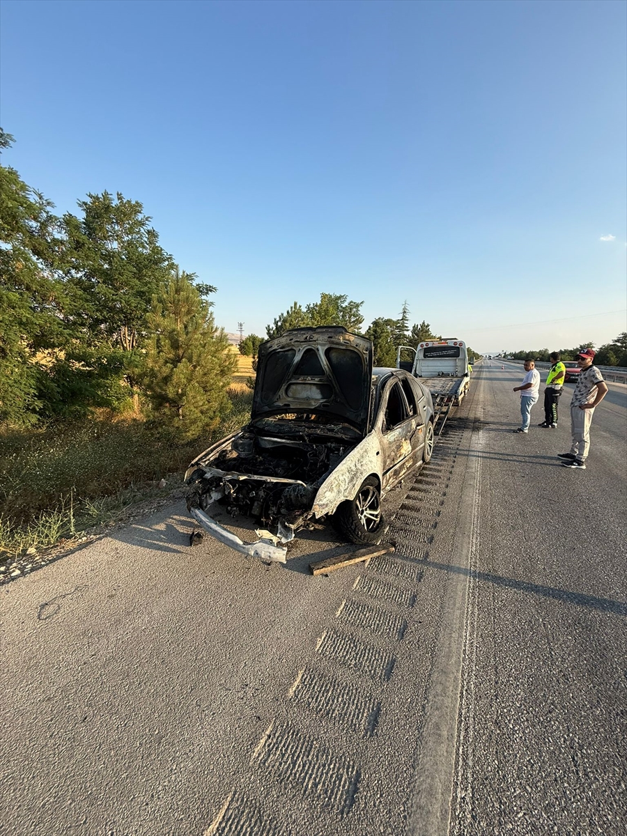 Sandıklı'da seyir halindeki otomobil yandı