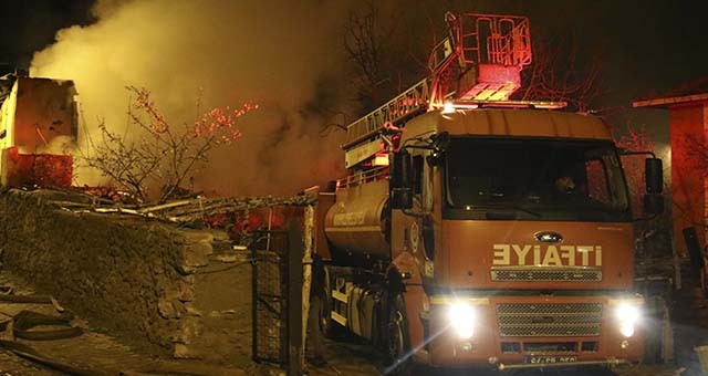 UŞAK'TA İKİ KATLI BİNADA ÇIKAN YANGIN SÖNDÜRÜLDÜ