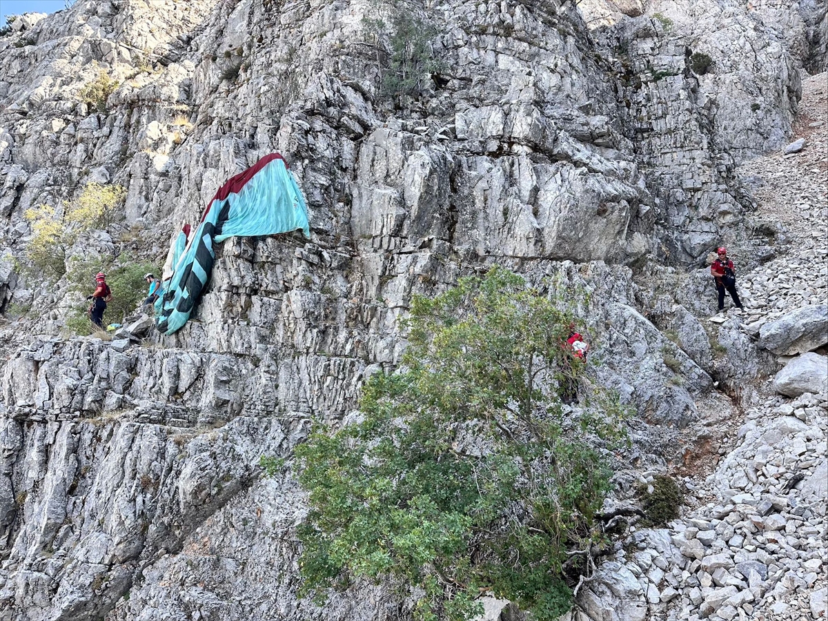 Fethiye'de kayalık alana iniş yapan paraşütçü ile yolcusu kurtarıldı