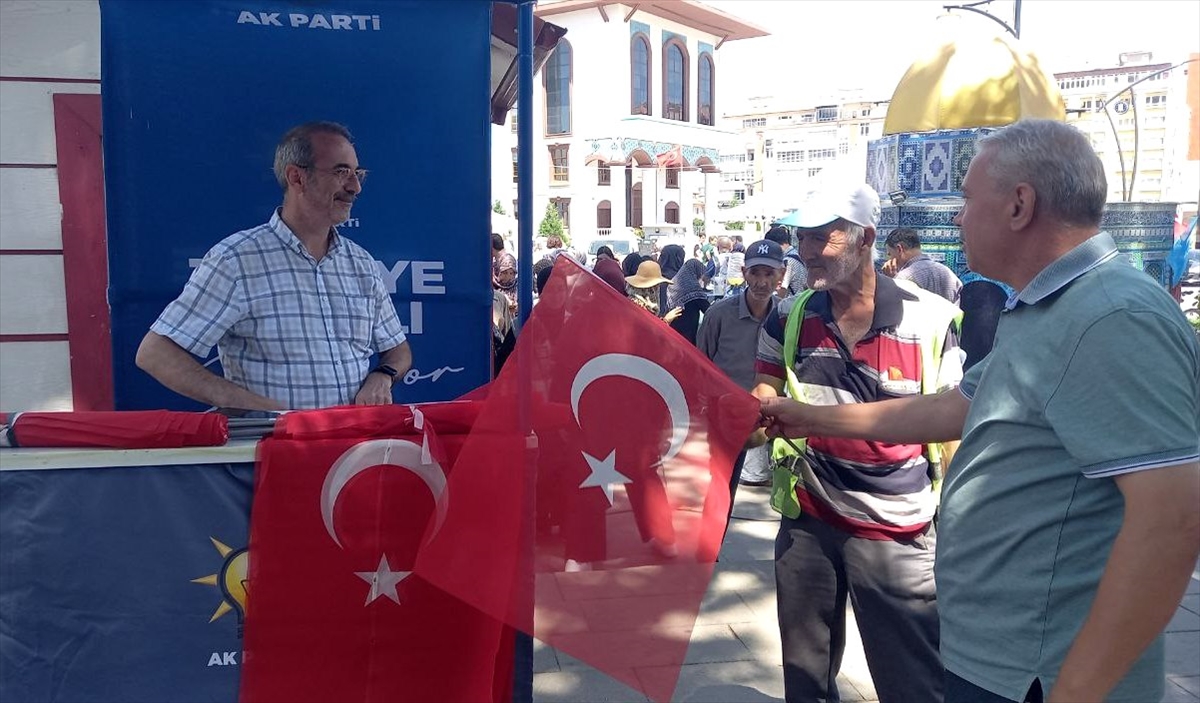 Kütahya'da AK Parti Merkez İlçe Başkanlığı vatandaşlara Türk bayrağı hediye etti