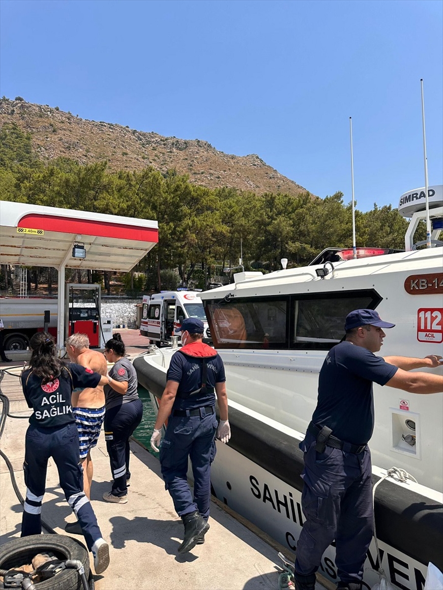Muğla açıklarında teknede rahatsızlanan 2 kişi, Sahil Güvenlik ekiplerince tahliye edildi