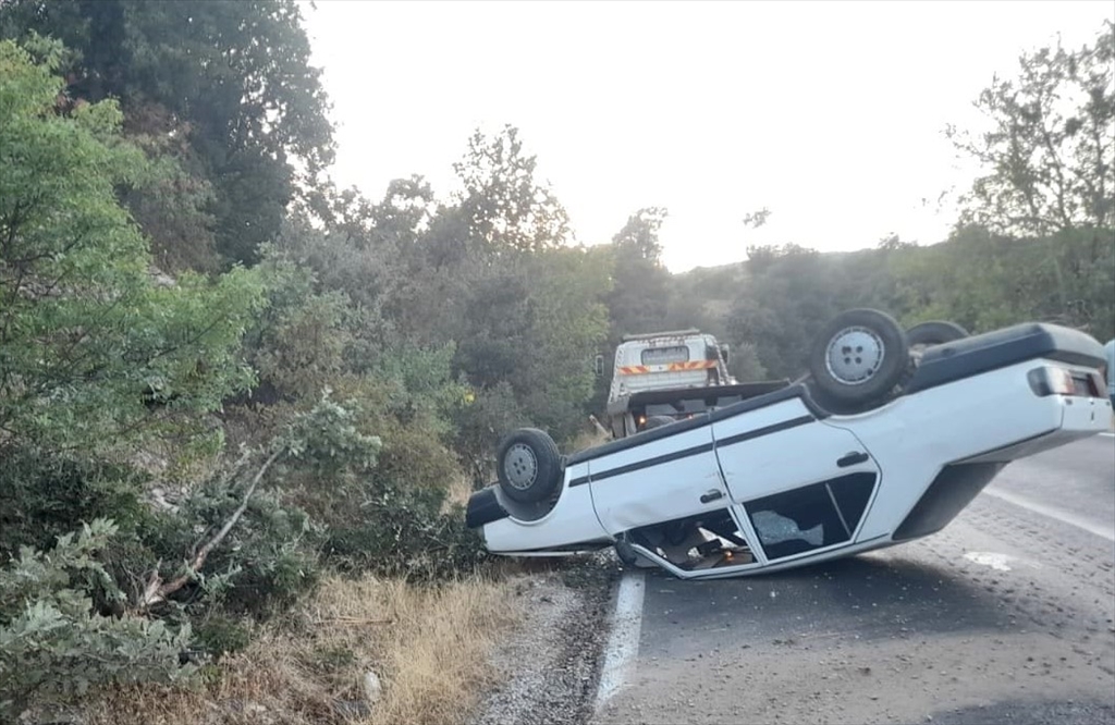 Kiraz'da devrilen otomobildeki 2 kişi yaralandı