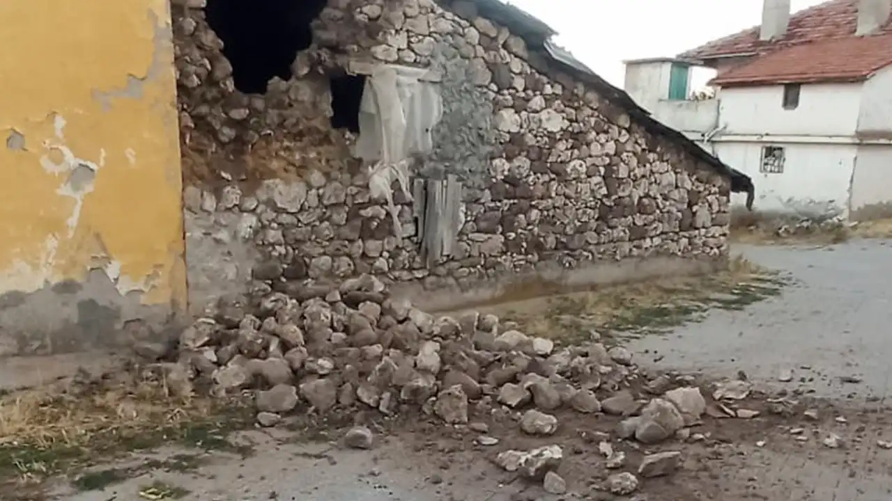 Ulubey’de Deprem Etkisi: Eski Muhtarın Evinin Duvarı Yıkıldı