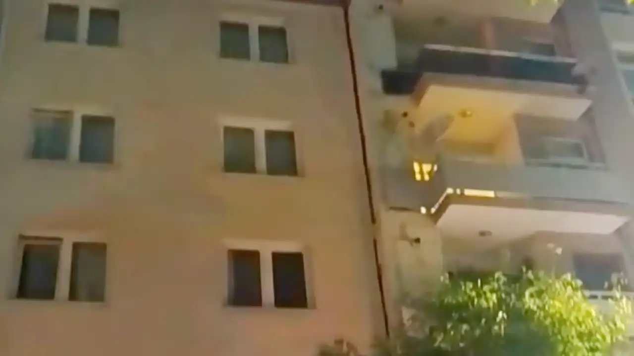 Stadyum Karşısındaki Bina Diğer Binadan Ayrıldı
