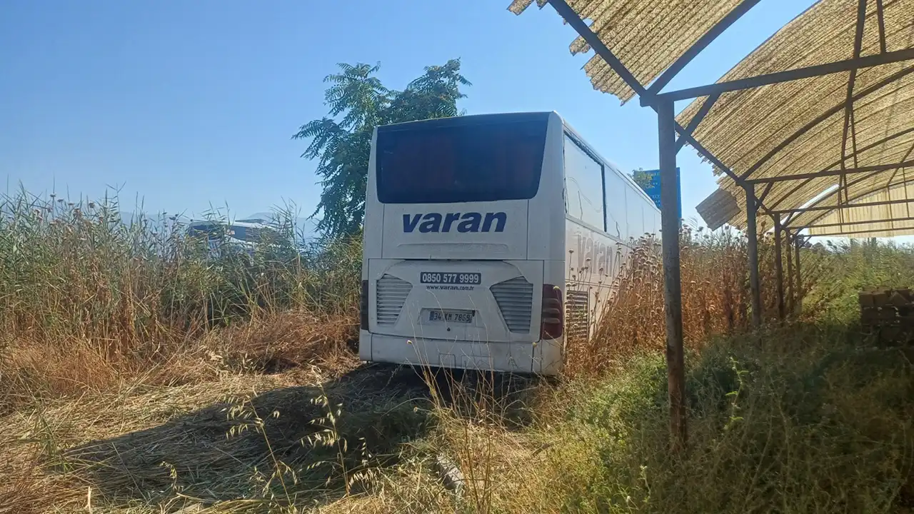 Yolcu Otobüsü Tarlaya Girdi: 3 Kişi Yaralandı!