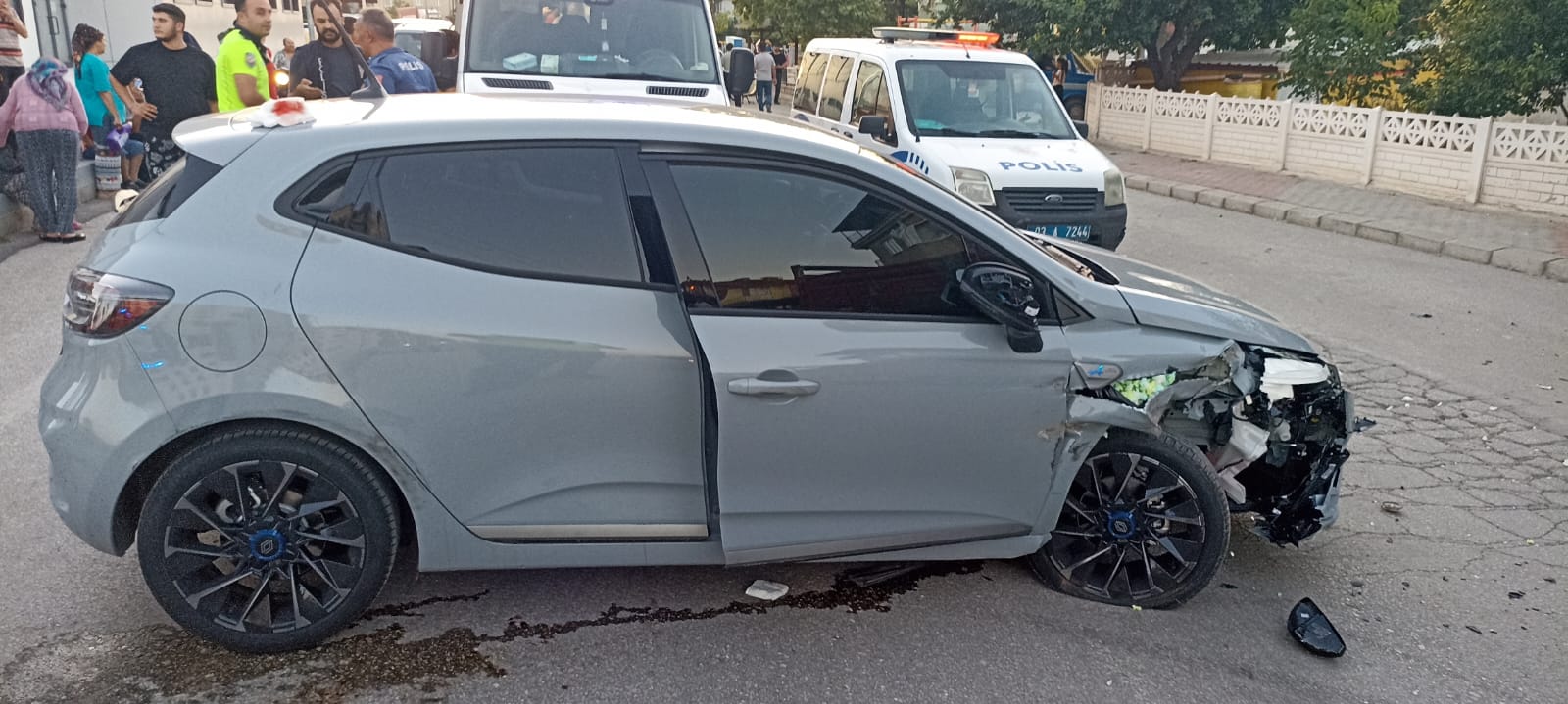 Afyonkarahisar'da kamyona çarpan otomobildeki 4 kişi yaralandı