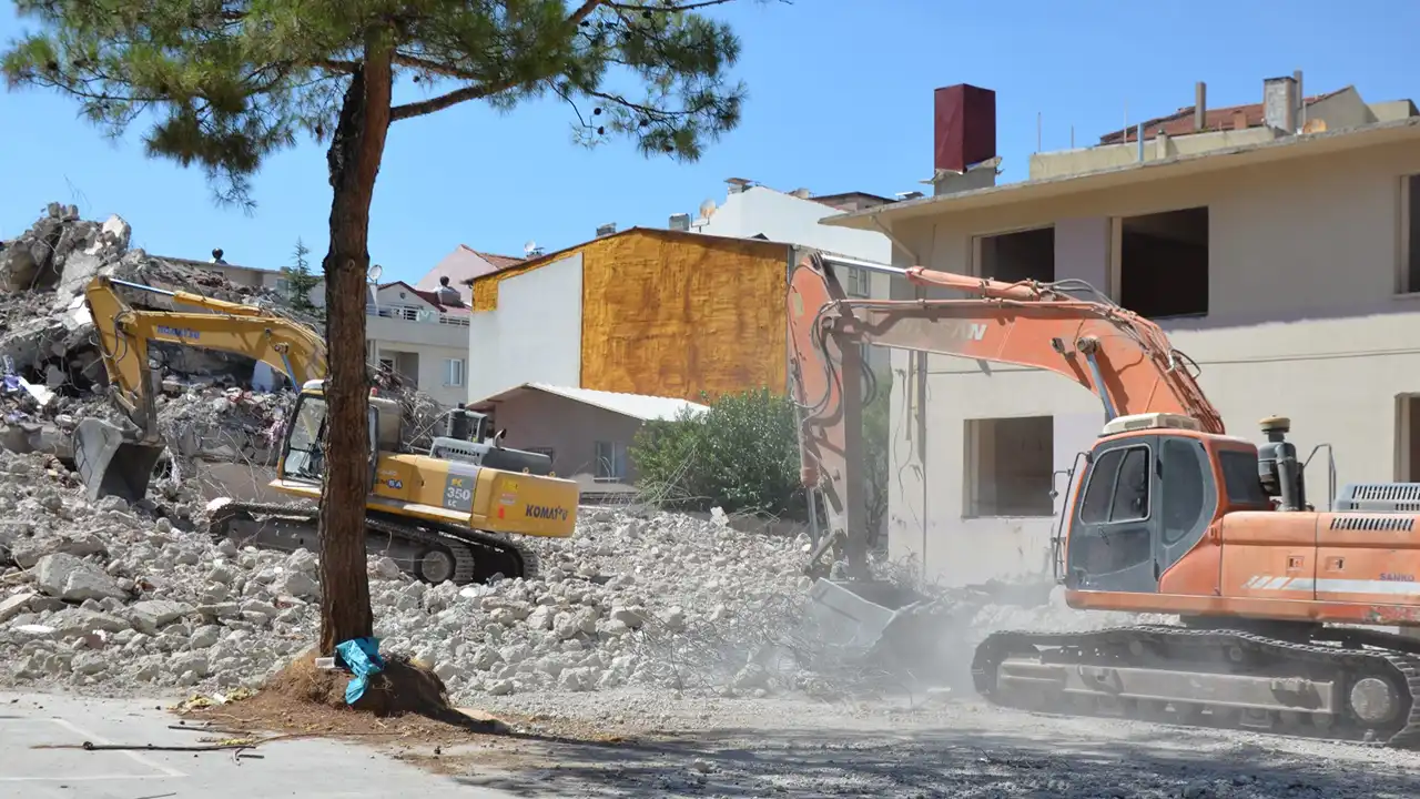 Uşak'ta 23 Nisan Ortaokulu Yıkıldı!