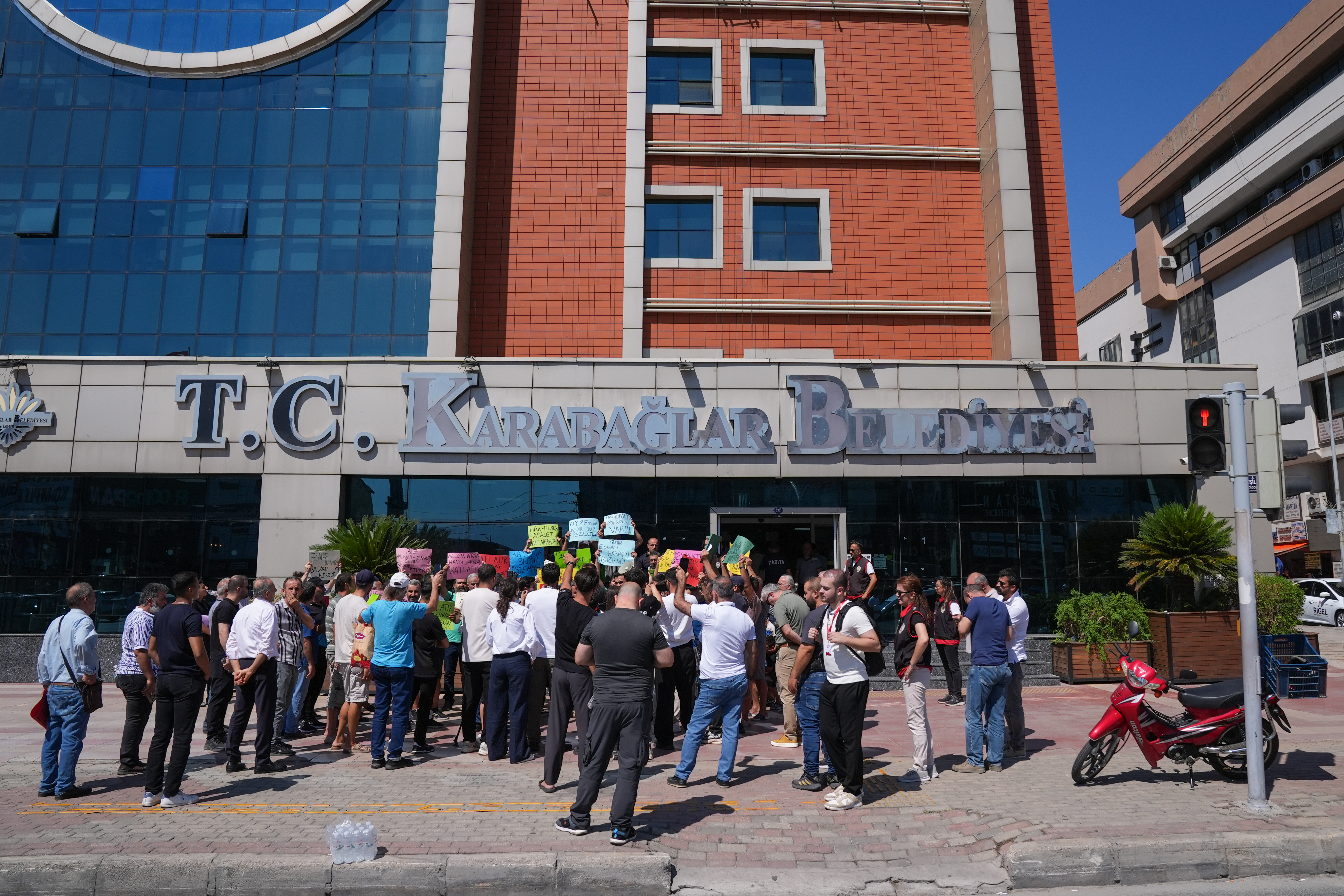 İzmir'de pazarcılardan Karabağlar Belediyesine katı atık ücreti tepkisi
