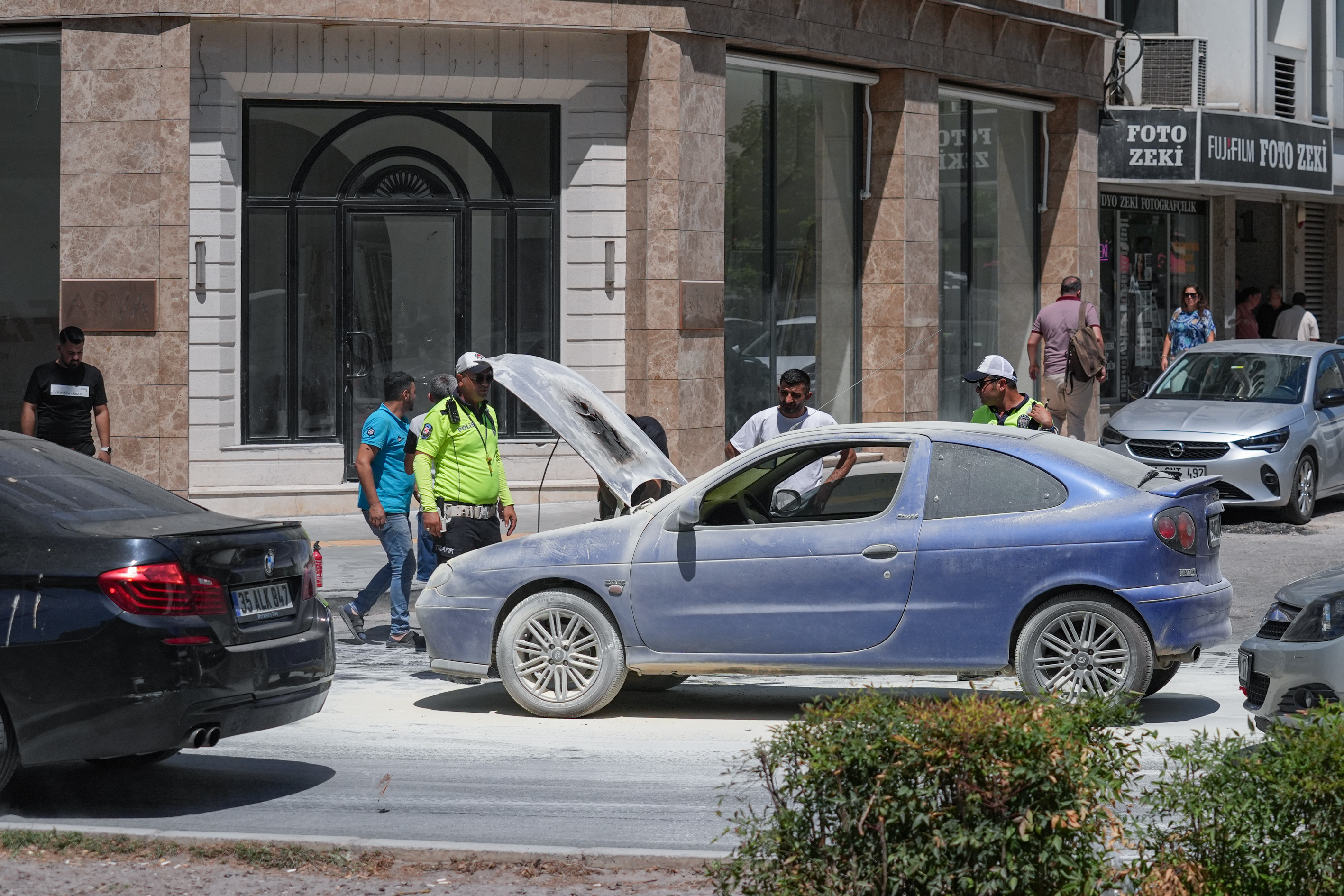 İzmir'de yanan otomobilde hasar oluştu