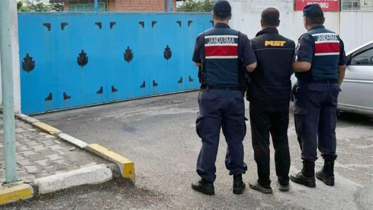 İzmir'de oto galeriye el bombası atılmasıyla ilgili 3 şüpheli tutuklandı