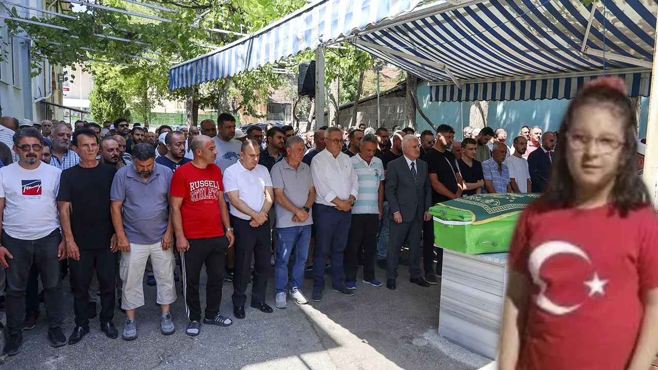 Gazeteci Ahmet İtil’in Minik Kızı Gözyaşlarıyla  Uğurlandı