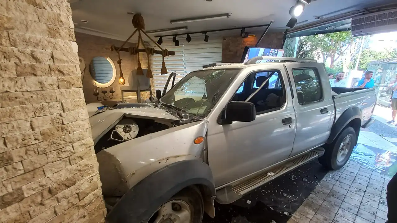 Manisa'da pikap otomobile çarpıp mobilya mağazasına girdi, 2 kişi yaralandı