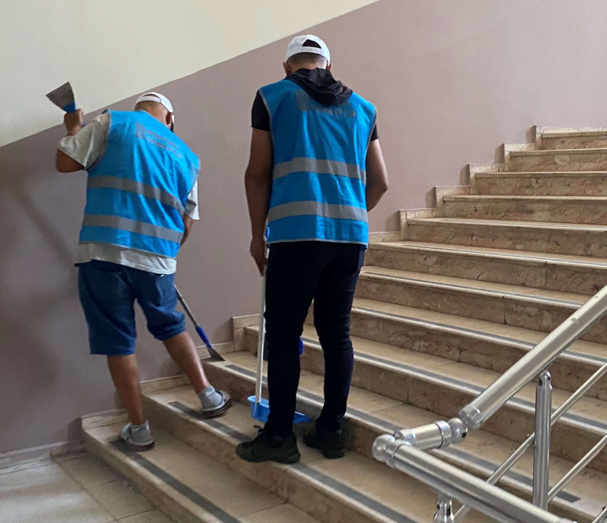 Alaşehir'de yükümlü ve hükümlüler okulların tadilatını yaptı