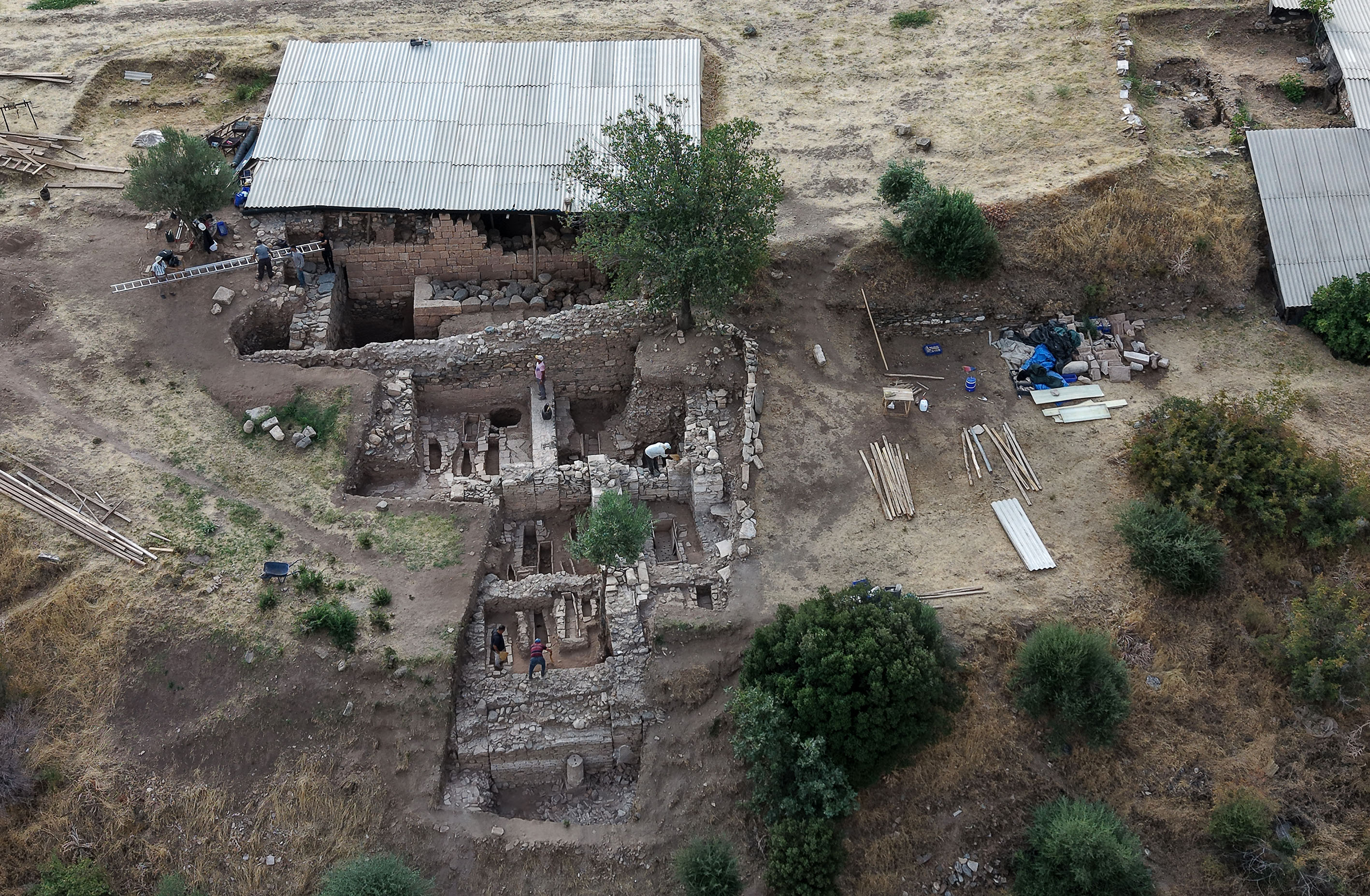 Sardes'te 2 bin 800 yıllık Lidya Sarayı'nın kalıntılarına ulaşıldı