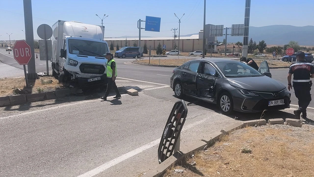 Kamyonet İle Otomobil Çarpıştı: 7 Yaralı!