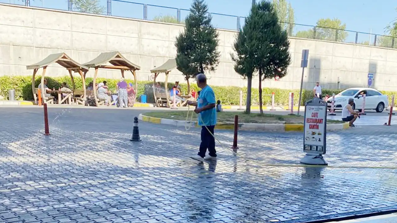 Vatandaş Susuz, Hastane Parkeleri Suluyor!