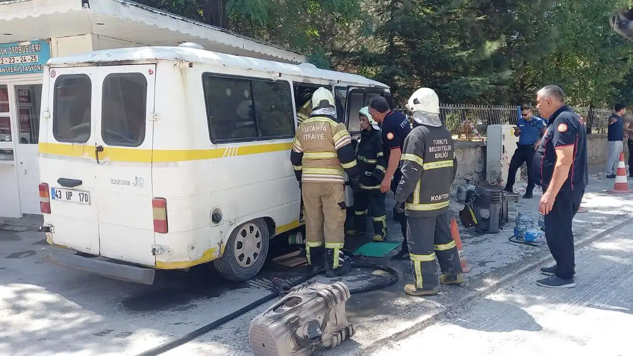 Kütahya'da minibüste çıkan yangın söndürüldü